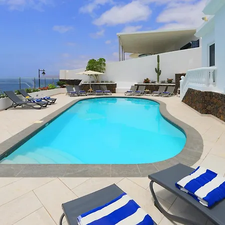 Luxury Puerto Del Carmen 4 Bedrooms Lapela Modern Furnishings Вилла Тиас
