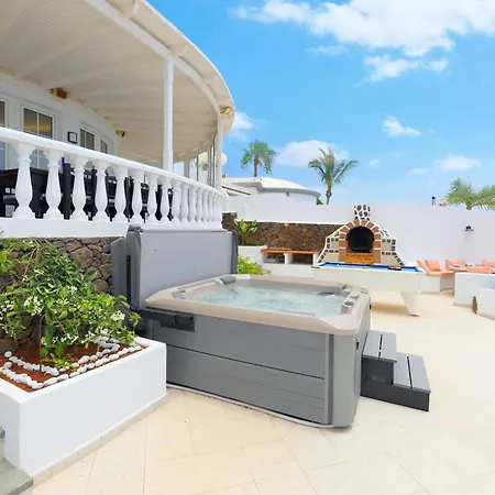 Luxury Puerto Del Carmen - 4 Bedrooms - La Perla Modern Furnishings Stunning Sea Views Tias