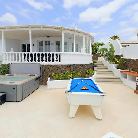 Villa Luxury Puerto Del Carmen - 4 Bedrooms - La Perla Modern Furnishings Stunning Sea Views *