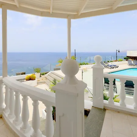 Luxury Puerto Del Carmen - 4 Bedrooms - La Perla Modern Furnishings Stunning Sea Views Villa Tias